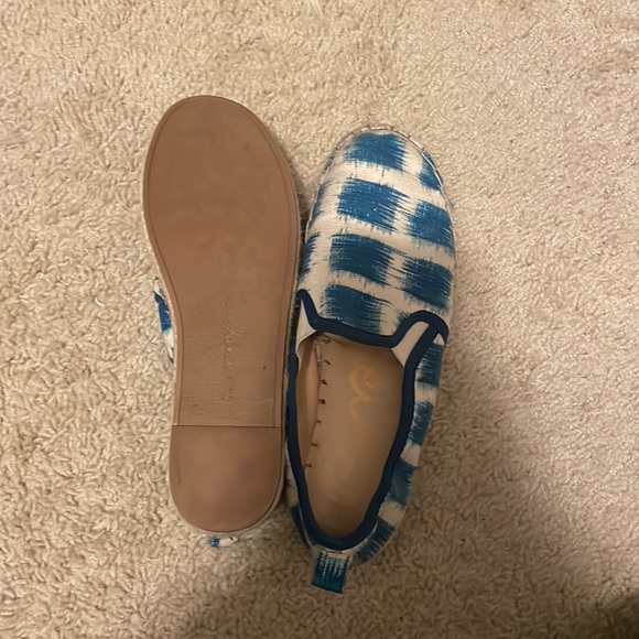 Blue and white pattern espadrille sandals - Picture 3 of 3